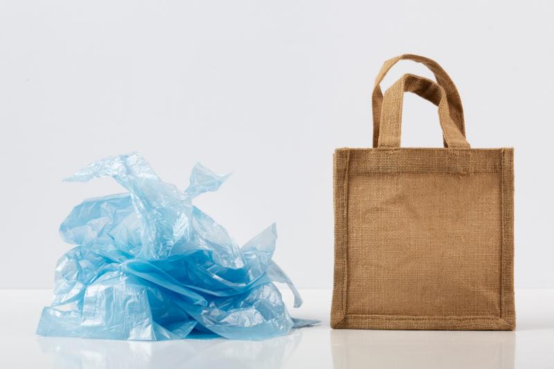 O futuro sustentável das embalagens plásticas: Sacolas biodegradáveis em destaque